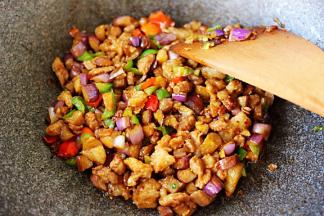 大火继续翻炒至1分钟即可关火。