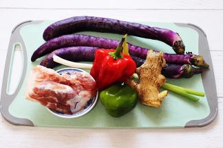 下面我们准备包子的馅料，首先备齐所有的食材。