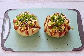 最后撒上适量的黑芝麻，依次把两个馒头都做好后。