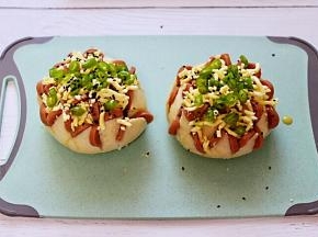 最后撒上适量的黑芝麻，依次把两个馒头都做好后。