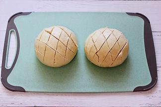 把隔夜的馒头，用刀先直切后再斜切，注意底部不要切断。