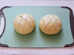 把隔夜的馒头，用刀先直切后再斜切，注意底部不要切断。