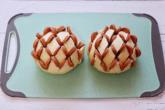 在馒头的切开的缝隙里，均匀地夹入火腿肠。