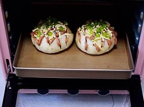 放入烤盘中，入烤箱中层。