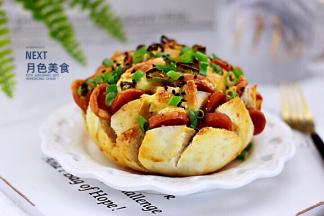 香酥可口的烤馒头出炉喽，撒上葱花开始享用了。