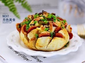 香酥可口的烤馒头出炉喽，撒上葱花开始享用了。