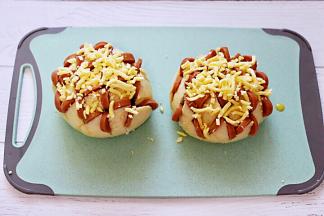 上面撒上适量的芝士。