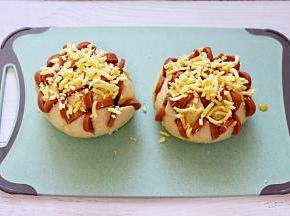 上面撒上适量的芝士。