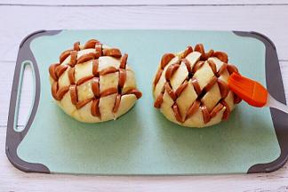 然后把鸡蛋打散后，用硅胶刷在馒头上均匀涂抹一遍。