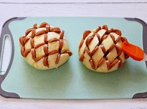 然后把鸡蛋打散后，用硅胶刷在馒头上均匀涂抹一遍。