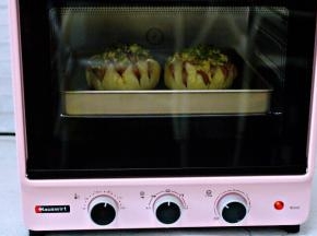 启动烤箱，上下火190度烤12分钟即可。