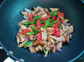 加入青红椒翻炒就可以出锅装盘。