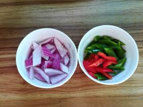 洋葱切小片、青红椒切小片、姜葱蒜等备好