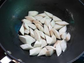 杏鲍菇切小块，放入油锅中炒出水分