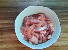 鸡腿去骨，切小条状后加盐、料酒、淀粉、少量油拌匀腌制一会儿