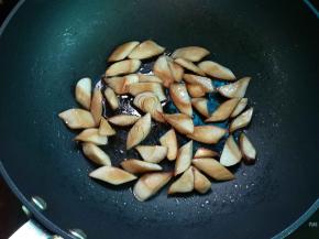 再煎至金黄，盛出待用