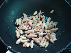 留油，放入鸡肉滑炒变色先盛出