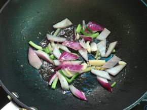 把葱姜蒜及洋葱炒出香味