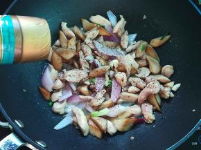 调入盐、酱油，再磨入黑椒碎炒均匀