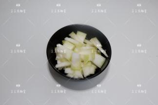 冬瓜去皮，切成略厚的片