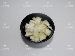 冬瓜去皮，切成略厚的片