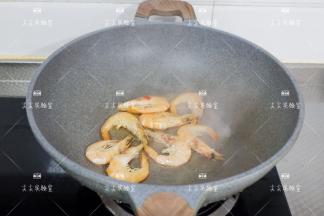 起锅热油，加入大虾煸炒出虾油