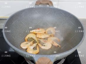起锅热油，加入大虾煸炒出虾油
