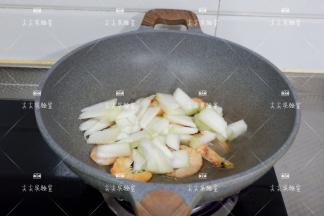 加入冬瓜翻炒几下