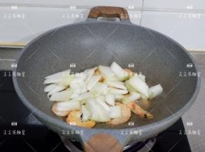 加入冬瓜翻炒几下