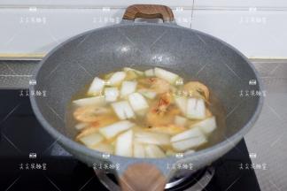 倒入适量清水，水开后转小火将冬瓜炖至软