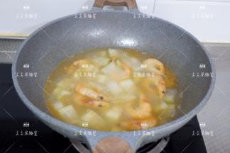 炖好开盖加少许盐调味拌匀