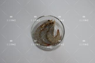 大虾去虾线，剪掉虾须虾脚洗净