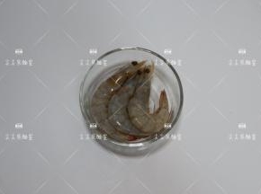 大虾去虾线，剪掉虾须虾脚洗净