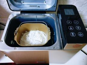 启动面包机自动和面20分钟。