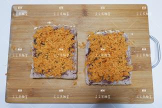 然后在分别铺好肉松