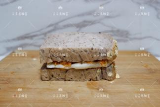 最后将两片吐司合在一起就可以了