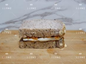 最后将两片吐司合在一起就可以了