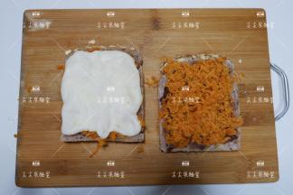 将麻薯撕扯成跟吐司一样大小的片，放在其中一片吐司上