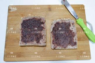 先将豆沙均匀的涂抹在两片吐司上