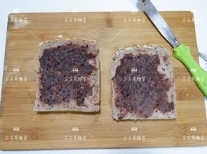 先将豆沙均匀的涂抹在两片吐司上