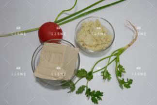 准备食材（菜花米就是白菜花打成碎末）