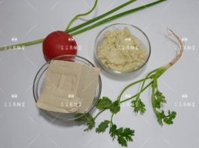 准备食材（菜花米就是白菜花打成碎末）