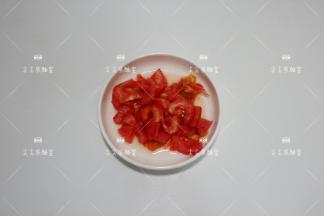 番茄洗净切成小丁，尽量小一点