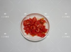 番茄洗净切成小丁，尽量小一点