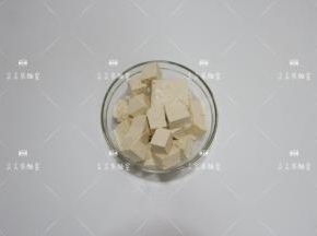 豆腐切成小方块
