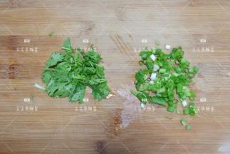 香菜切小段，葱切葱花