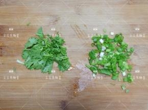 香菜切小段，葱切葱花