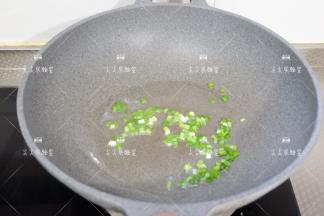 起锅热油，加入葱花炒出香味