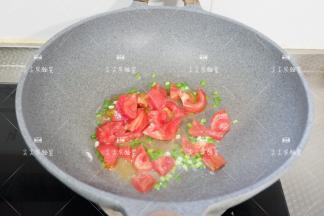加入番茄，翻炒至粘糯