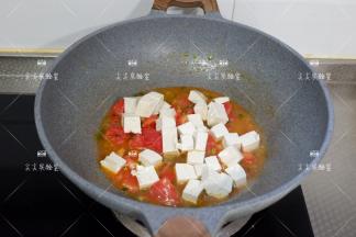 加入豆腐，番茄酱，少许清水煮5分钟